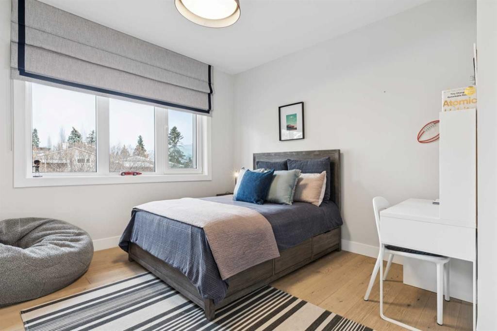 708 Crescent Boulevard Sw, Calgary, AB - Indoor Photo Showing Bedroom