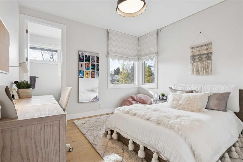 708 Crescent Boulevard Sw, Calgary, AB - Indoor Photo Showing Bedroom