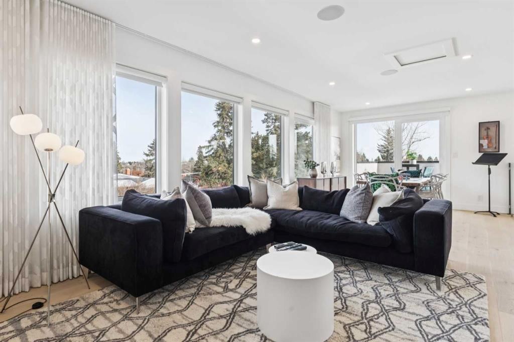 708 Crescent Boulevard Sw, Calgary, AB - Indoor Photo Showing Living Room
