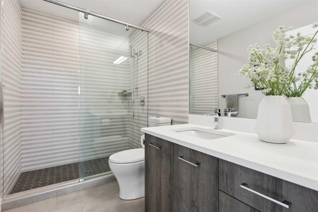 708 Crescent Boulevard Sw, Calgary, AB - Indoor Photo Showing Bathroom