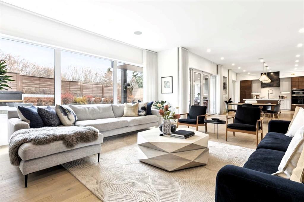 708 Crescent Boulevard Sw, Calgary, AB - Indoor Photo Showing Living Room