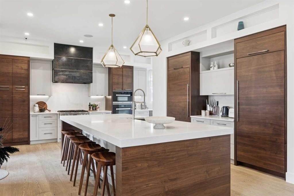 708 Crescent Boulevard Sw, Calgary, AB - Indoor Photo Showing Kitchen With Upgraded Kitchen