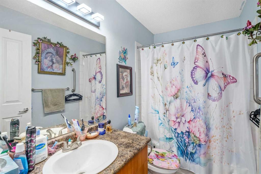 1116-1140 Taradale Drive Ne, Calgary, AB - Indoor Photo Showing Bathroom