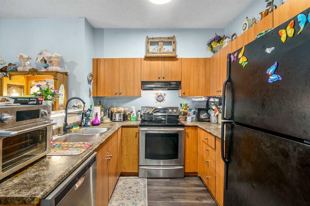 1116-1140 Taradale Drive Ne, Calgary, AB - Indoor Photo Showing Kitchen With Double Sink
