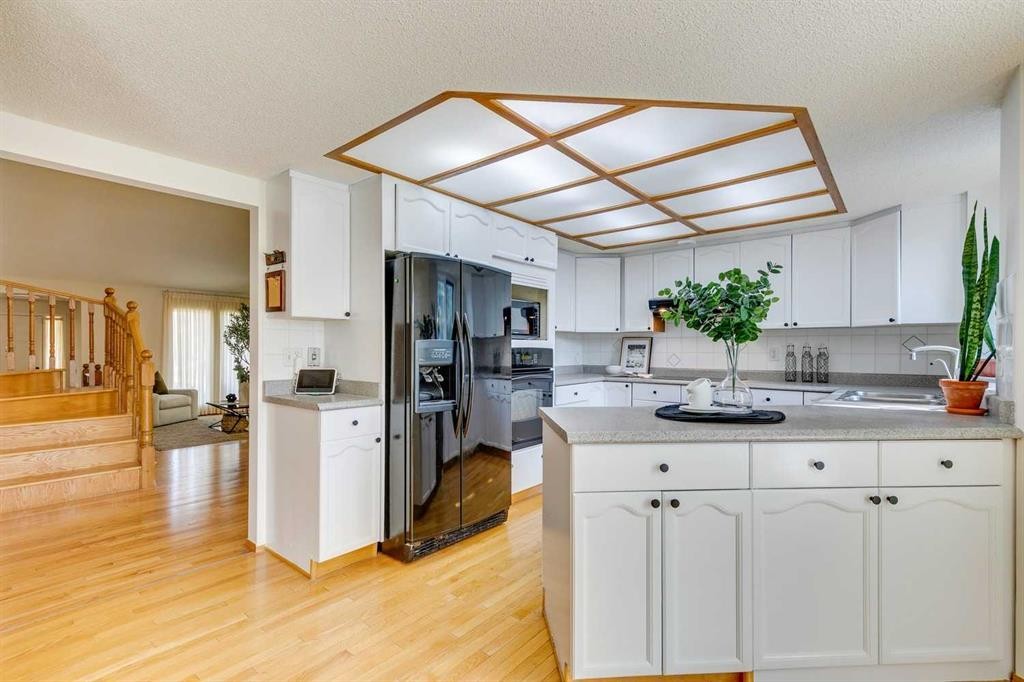 33 Shawnee View Sw, Calgary, AB - Indoor Photo Showing Kitchen