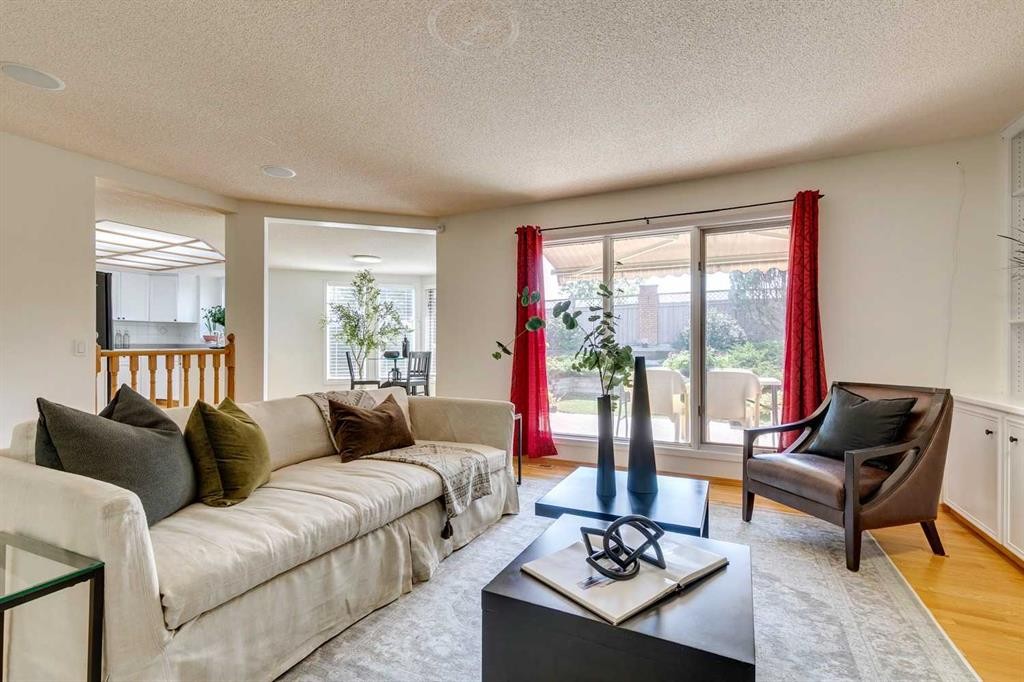 33 Shawnee View Sw, Calgary, AB - Indoor Photo Showing Living Room
