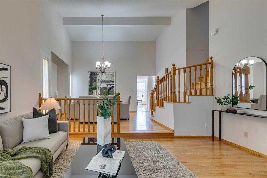 33 Shawnee View Sw, Calgary, AB - Indoor Photo Showing Living Room
