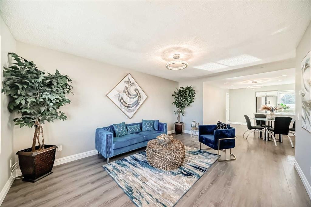 199 Maitland Drive Ne, Calgary, AB - Indoor Photo Showing Living Room