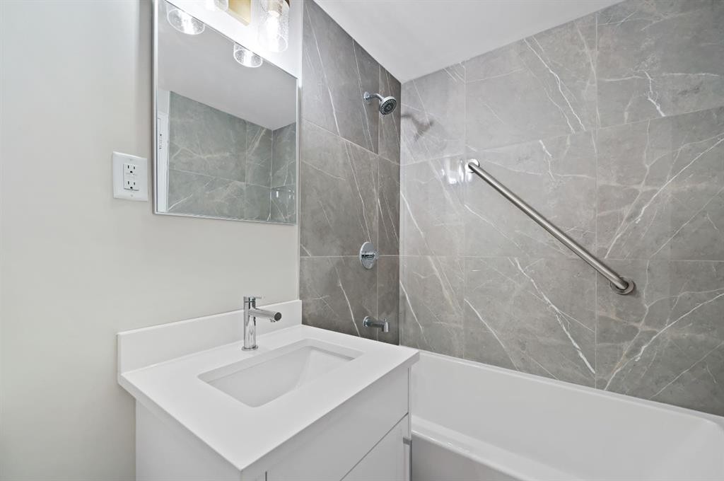 202-3316 Rideau Place Sw, Calgary, AB - Indoor Photo Showing Bathroom