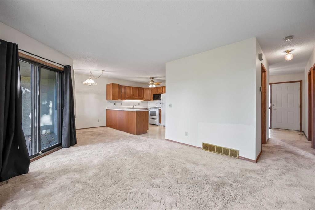 52 Sandarac Circle Nw, Calgary, AB - Indoor Photo Showing Kitchen