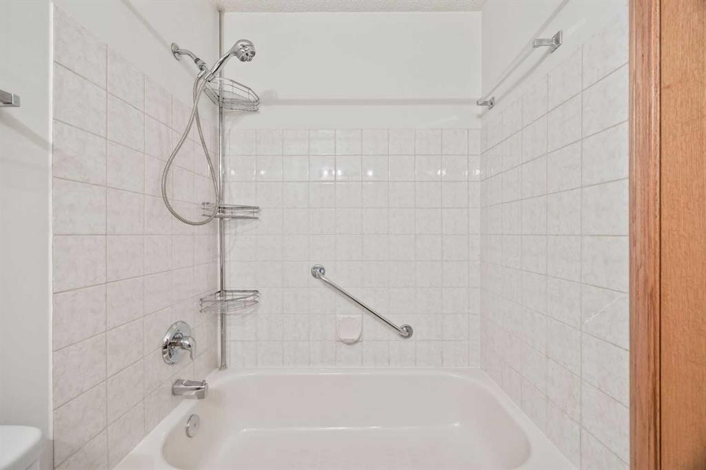 52 Sandarac Circle Nw, Calgary, AB - Indoor Photo Showing Bathroom