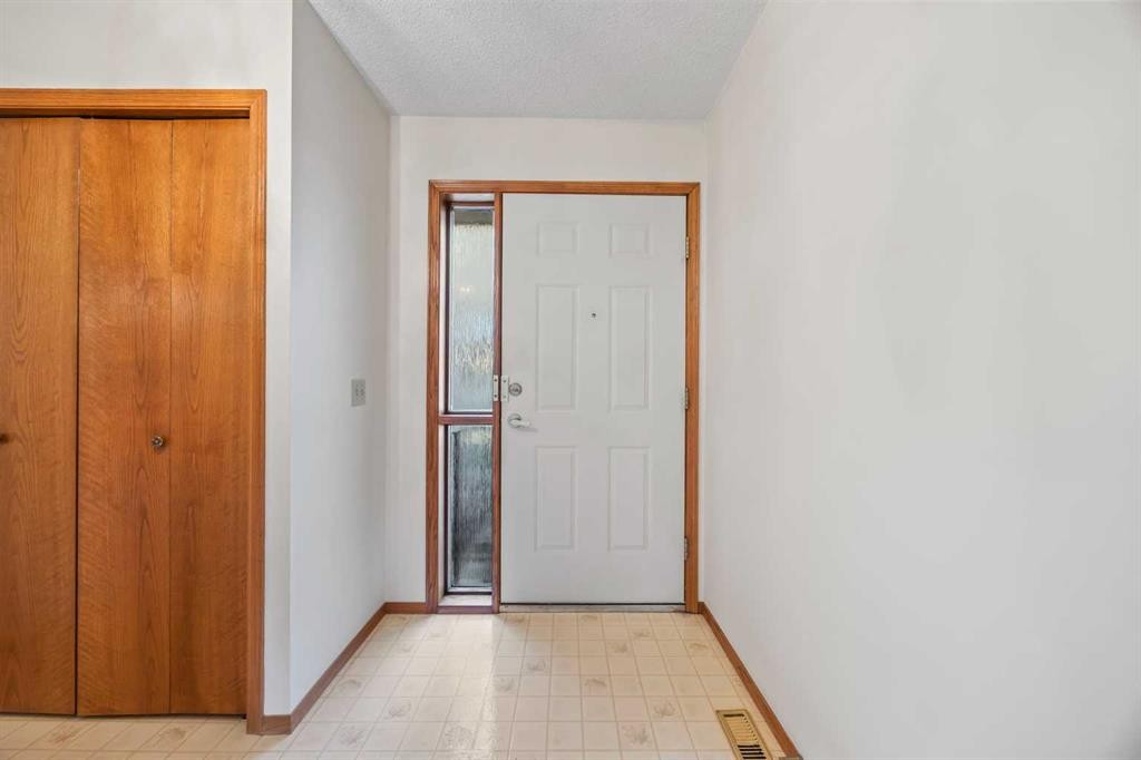 52 Sandarac Circle Nw, Calgary, AB - Indoor Photo Showing Other Room