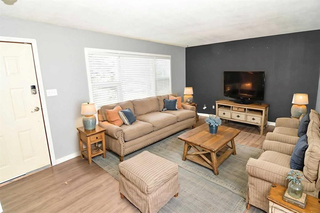 230054 Range Road 255, Rural Wheatland County, AB - Indoor Photo Showing Living Room