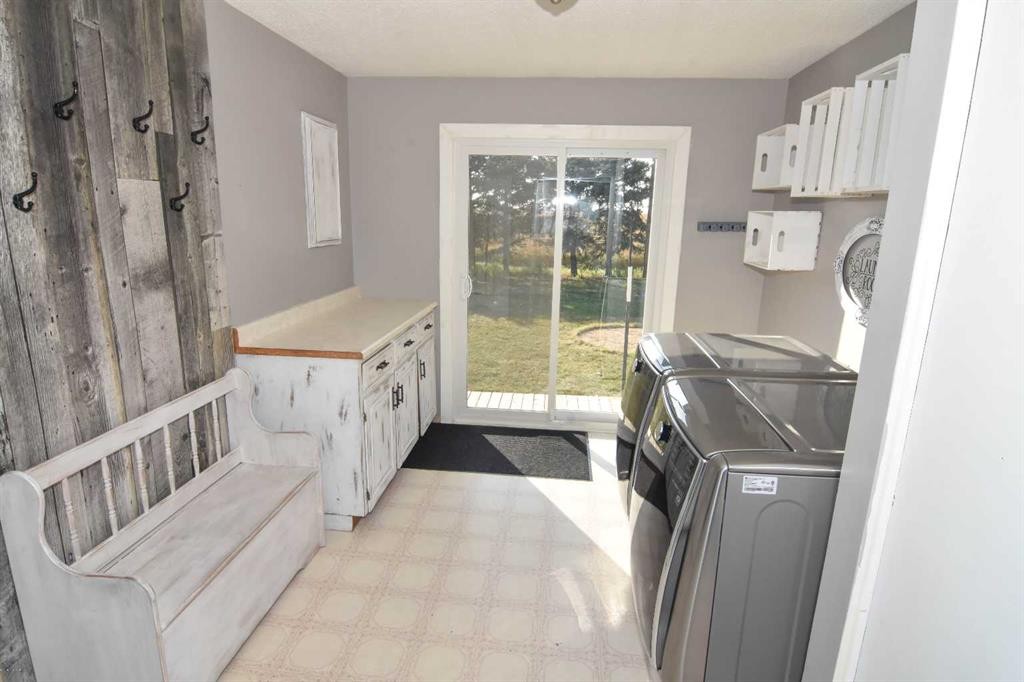 230054 Range Road 255, Rural Wheatland County, AB - Indoor Photo Showing Laundry Room
