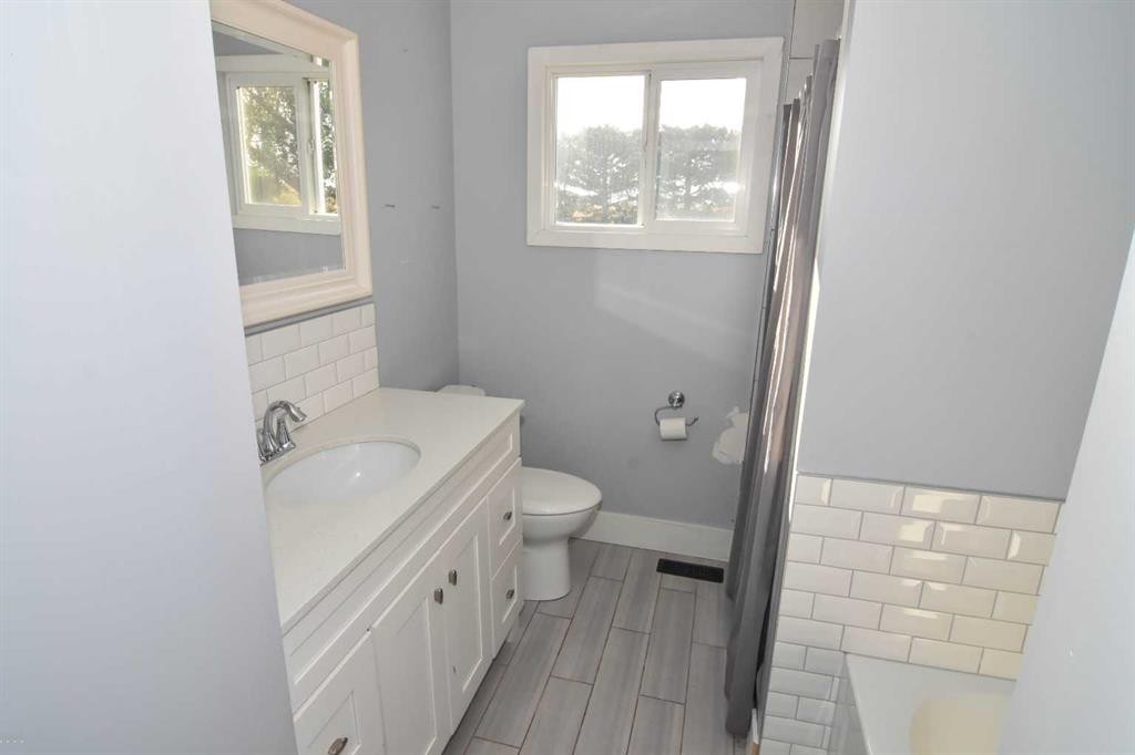 230054 Range Road 255, Rural Wheatland County, AB - Indoor Photo Showing Bathroom