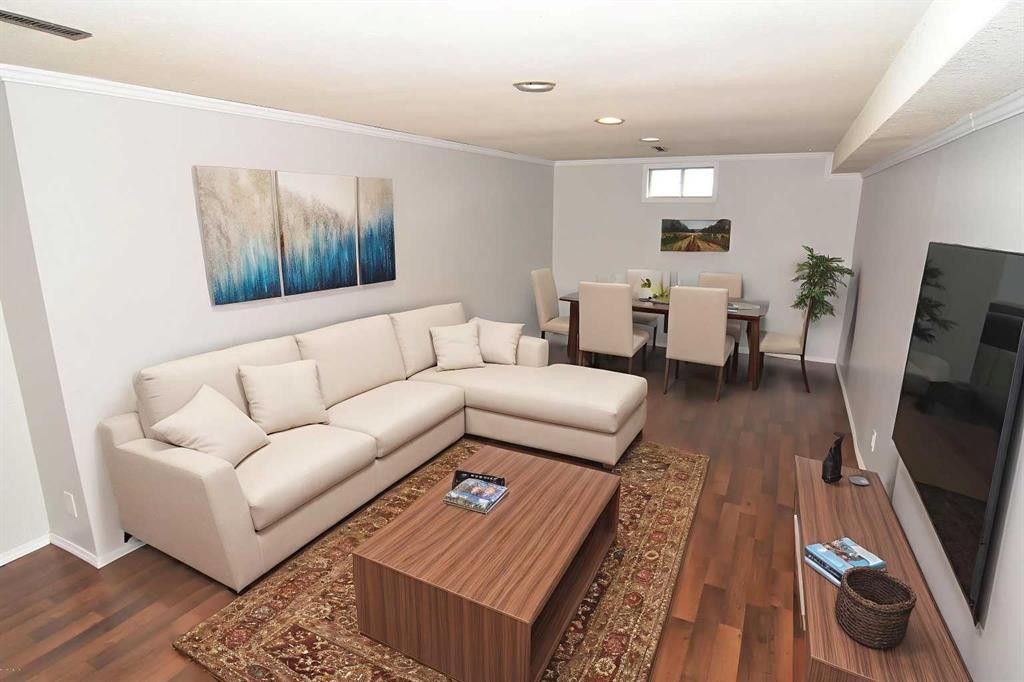 230054 Range Road 255, Rural Wheatland County, AB - Indoor Photo Showing Living Room