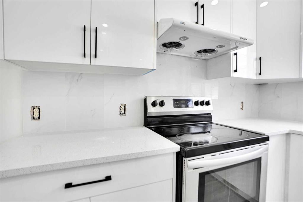 6032 Martingrove Road, Calgary, AB - Indoor Photo Showing Kitchen