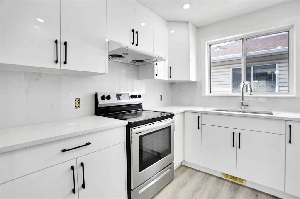 6032 Martingrove Road, Calgary, AB - Indoor Photo Showing Kitchen