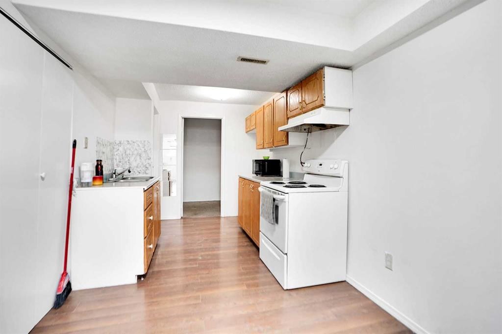6032 Martingrove Road, Calgary, AB - Indoor Photo Showing Kitchen