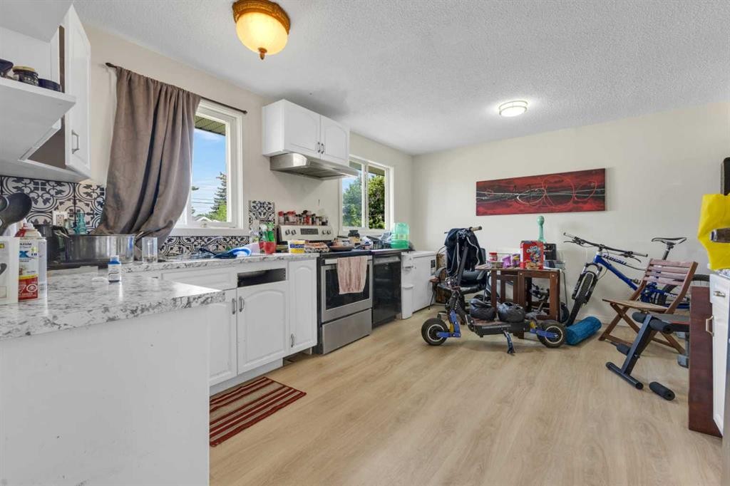2235 43 Street Se, Calgary, AB - Indoor Photo Showing Kitchen