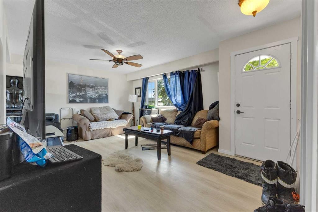 2235 43 Street Se, Calgary, AB - Indoor Photo Showing Living Room