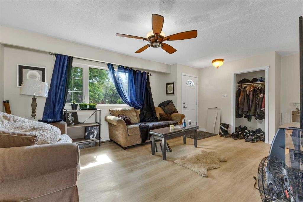 2235 43 Street Se, Calgary, AB - Indoor Photo Showing Living Room