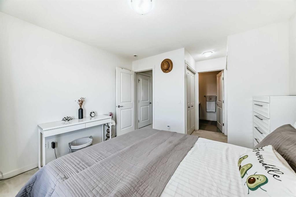 122 Sherwood Lane Nw, Calgary, AB - Indoor Photo Showing Bedroom