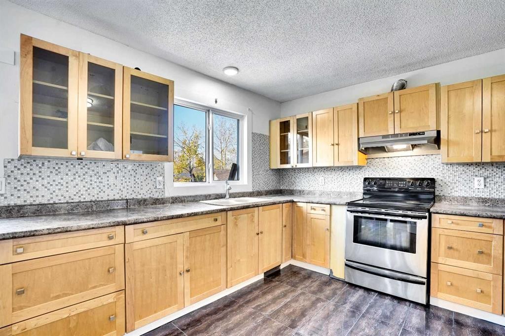 26 Falmead Bay Ne, Calgary, AB - Indoor Photo Showing Kitchen