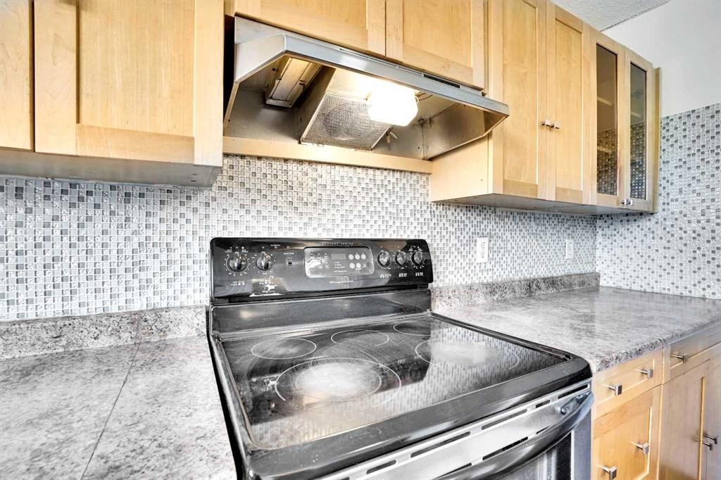 26 Falmead Bay Ne, Calgary, AB - Indoor Photo Showing Kitchen