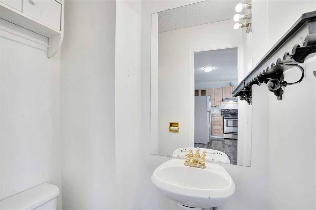 26 Falmead Bay Ne, Calgary, AB - Indoor Photo Showing Bathroom