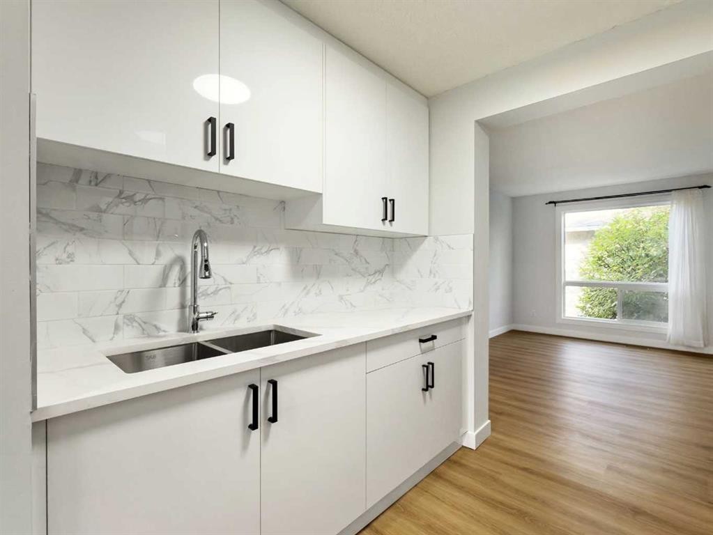 92-6915 Ranchview Drive Nw, Calgary, AB - Indoor Photo Showing Kitchen With Double Sink With Upgraded Kitchen