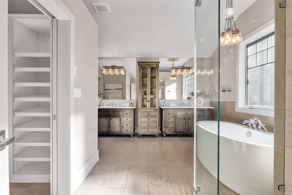 625 Britannia Drive Sw, Calgary, AB - Indoor Photo Showing Bathroom