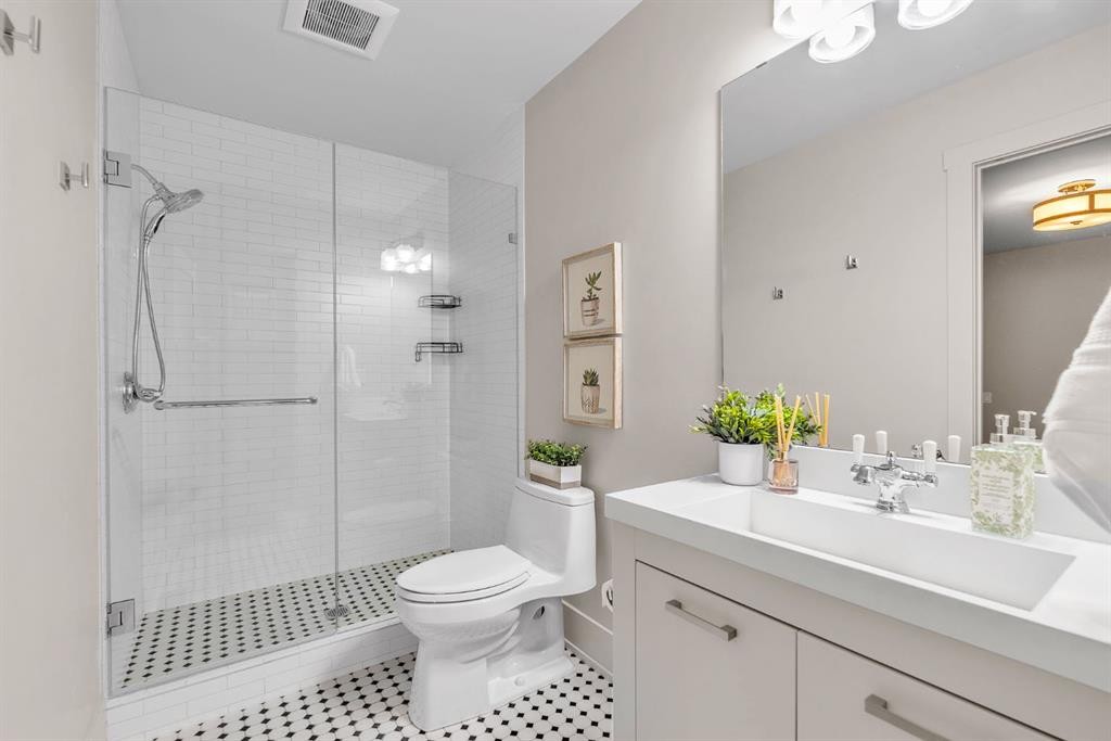 625 Britannia Drive Sw, Calgary, AB - Indoor Photo Showing Bathroom