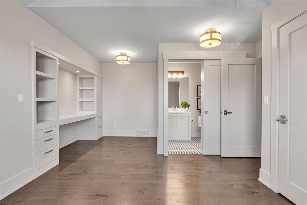 625 Britannia Drive Sw, Calgary, AB - Indoor Photo Showing Other Room