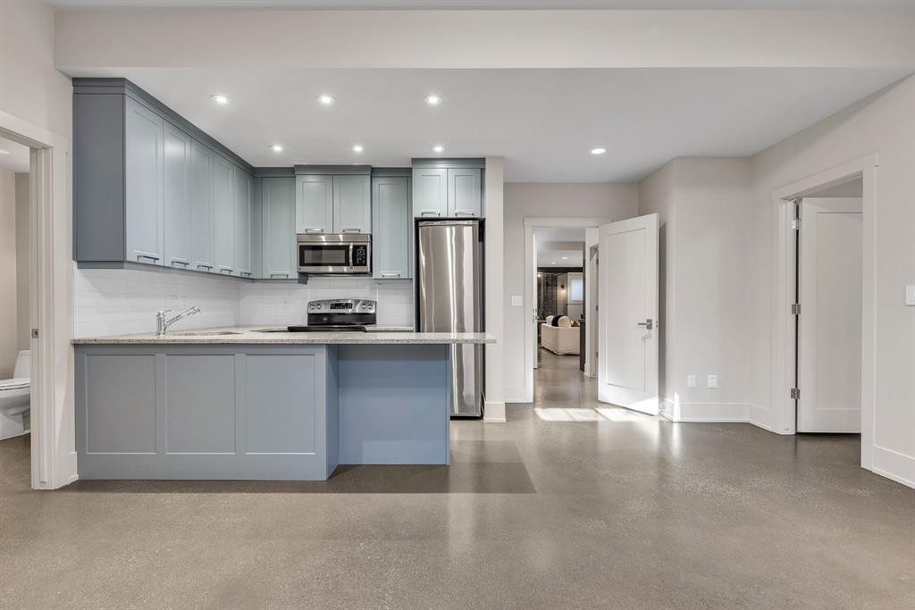 625 Britannia Drive Sw, Calgary, AB - Indoor Photo Showing Kitchen With Upgraded Kitchen