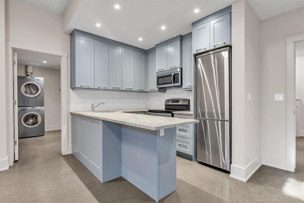 625 Britannia Drive Sw, Calgary, AB - Indoor Photo Showing Kitchen
