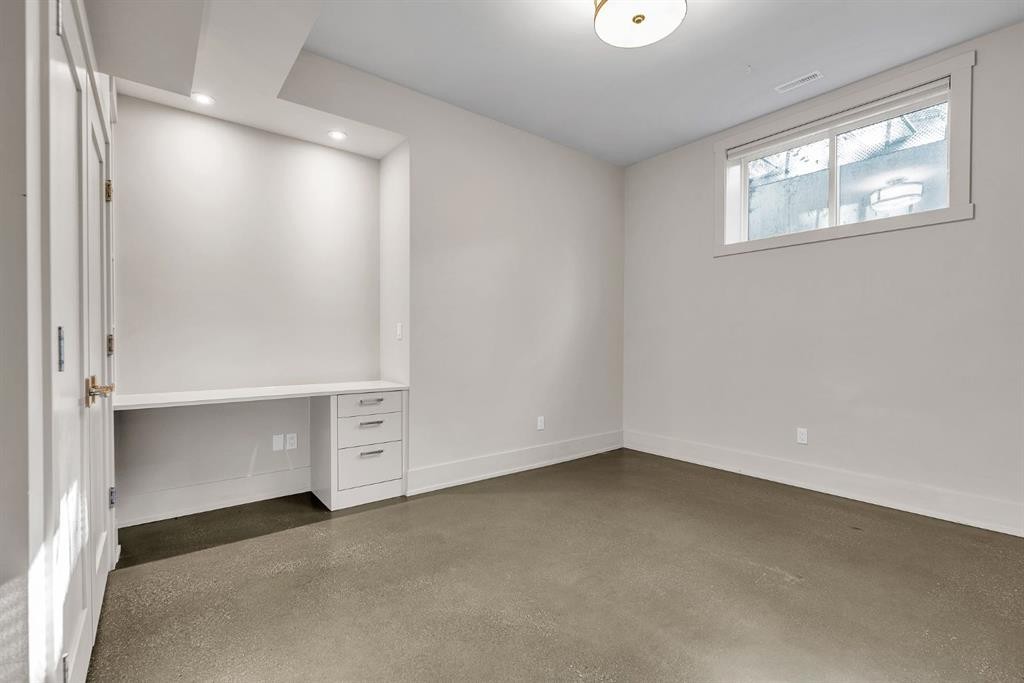 625 Britannia Drive Sw, Calgary, AB - Indoor Photo Showing Other Room