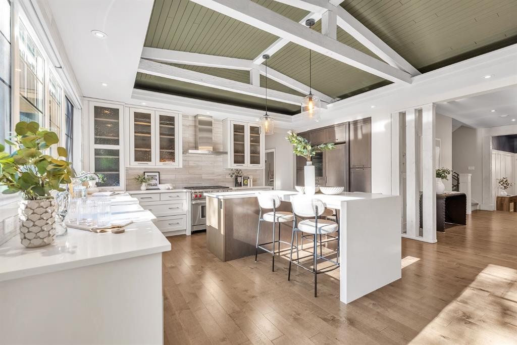 625 Britannia Drive Sw, Calgary, AB - Indoor Photo Showing Kitchen With Upgraded Kitchen