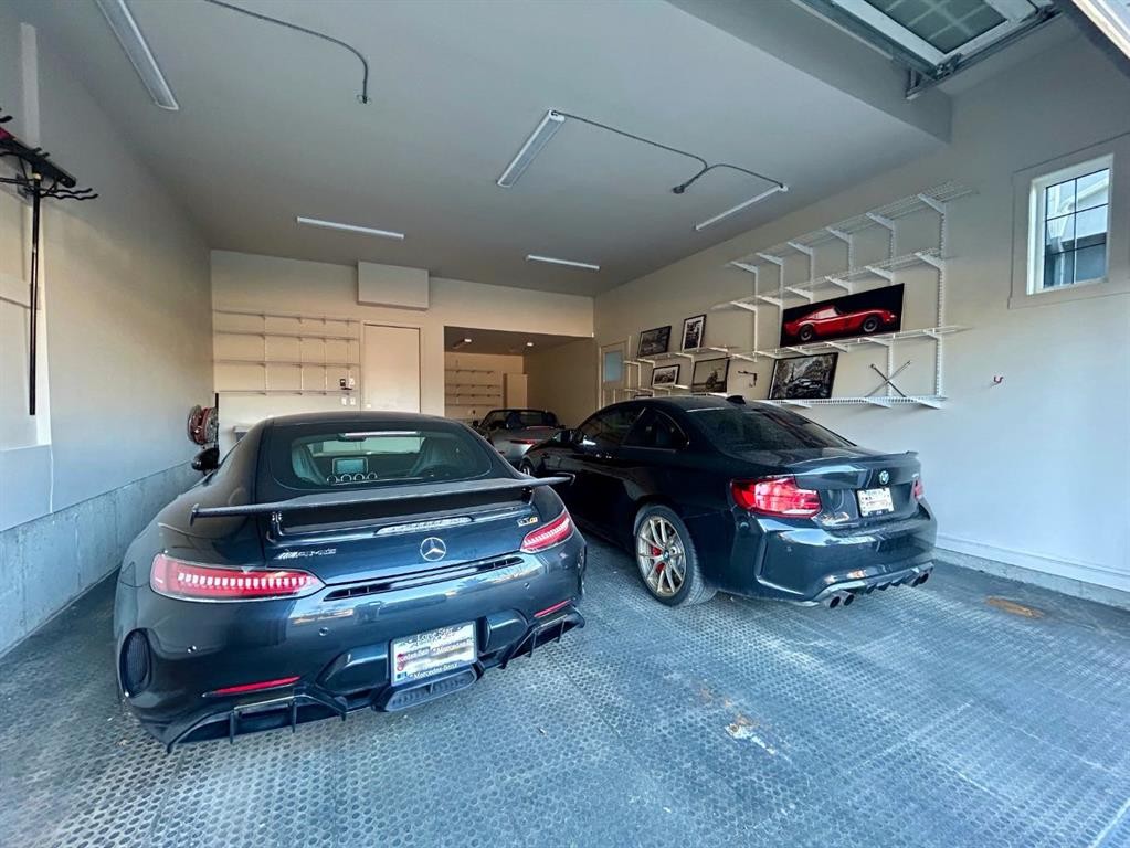 625 Britannia Drive Sw, Calgary, AB - Indoor Photo Showing Garage