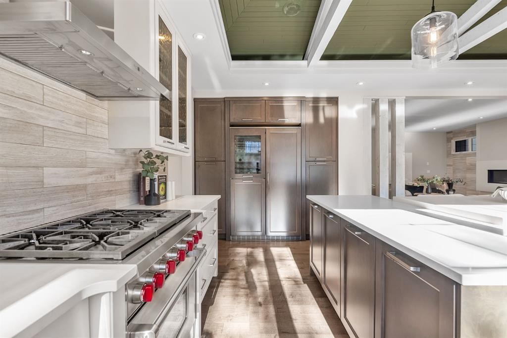 625 Britannia Drive Sw, Calgary, AB - Indoor Photo Showing Kitchen With Upgraded Kitchen