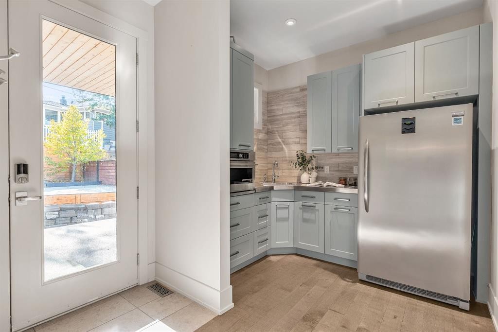 625 Britannia Drive Sw, Calgary, AB - Indoor Photo Showing Kitchen