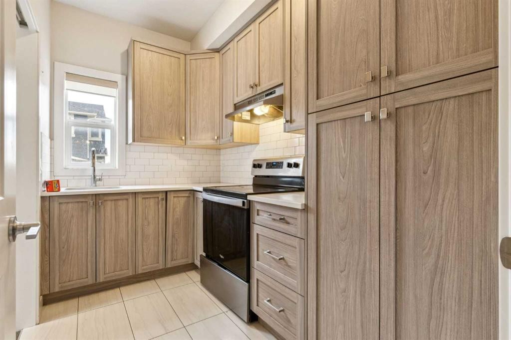 118 Saddlestone Park Ne, Calgary, AB - Indoor Photo Showing Kitchen