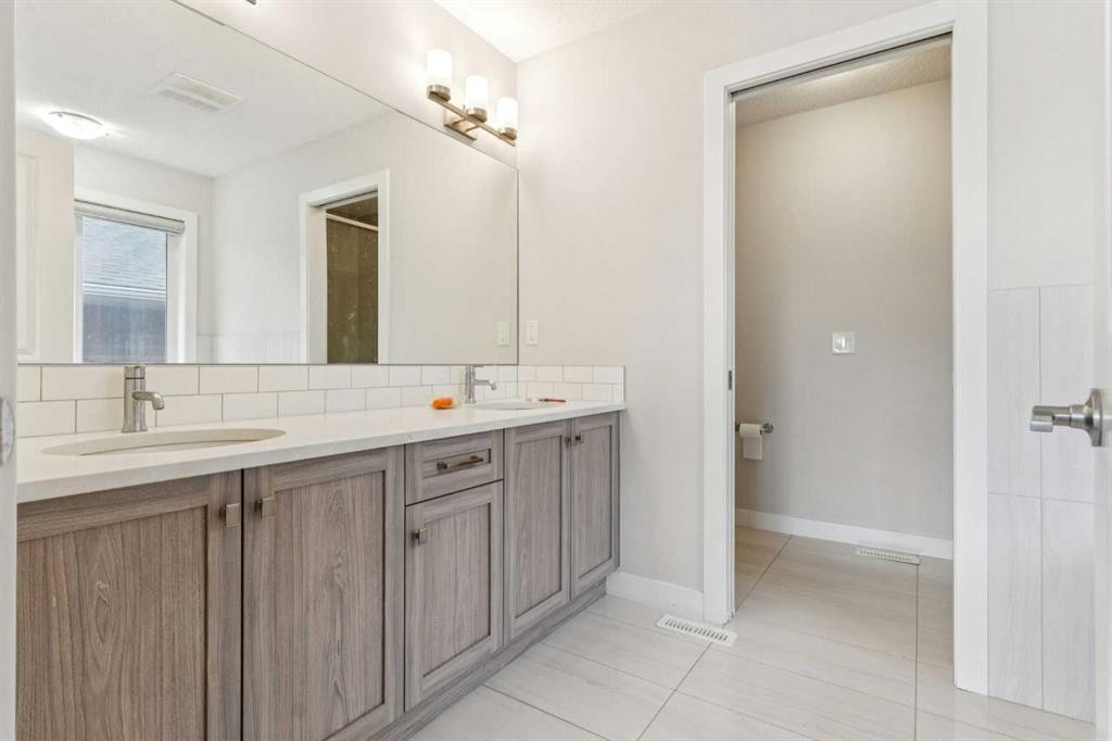 118 Saddlestone Park Ne, Calgary, AB - Indoor Photo Showing Bathroom