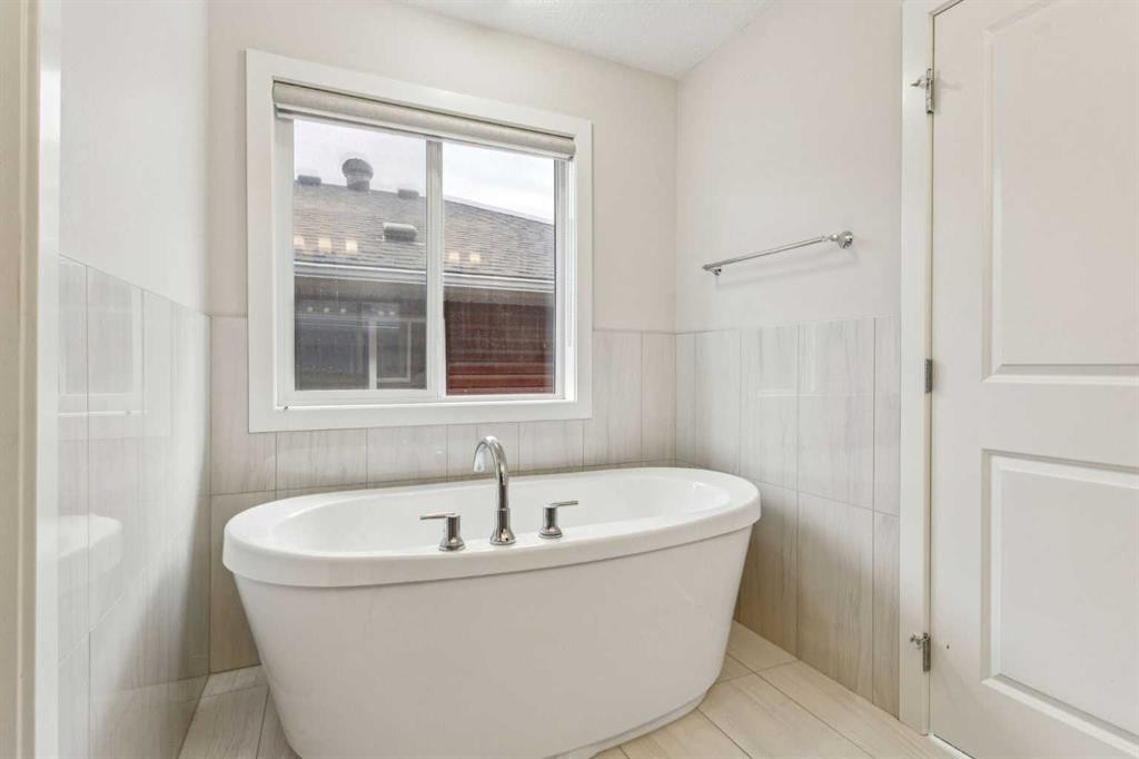 118 Saddlestone Park Ne, Calgary, AB - Indoor Photo Showing Bathroom