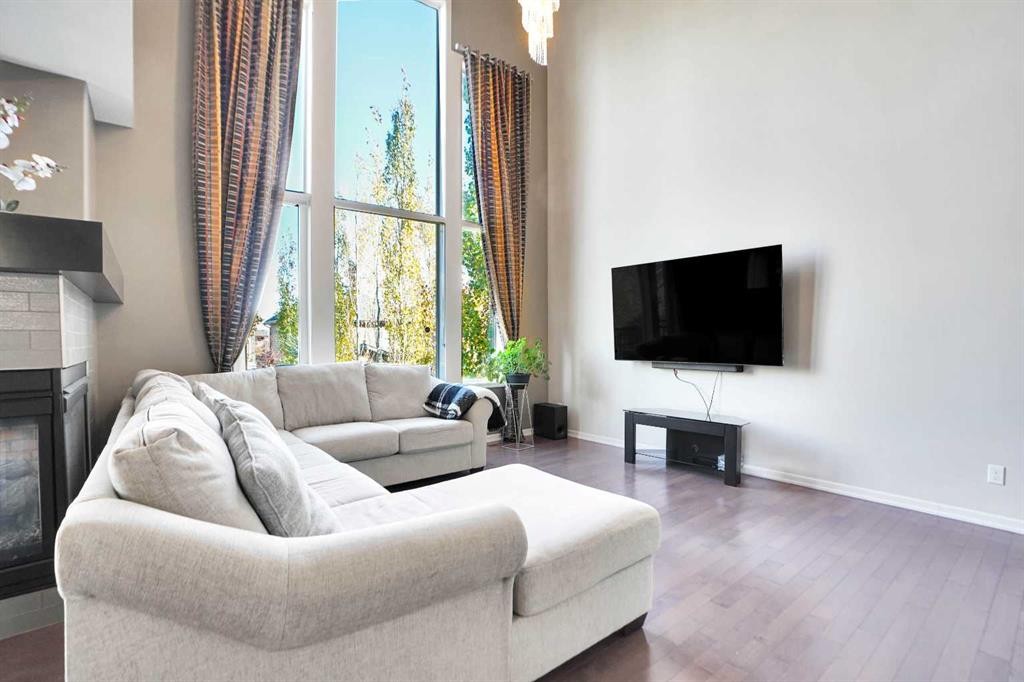 60 Cranarch Rise Se, Calgary, AB - Indoor Photo Showing Living Room