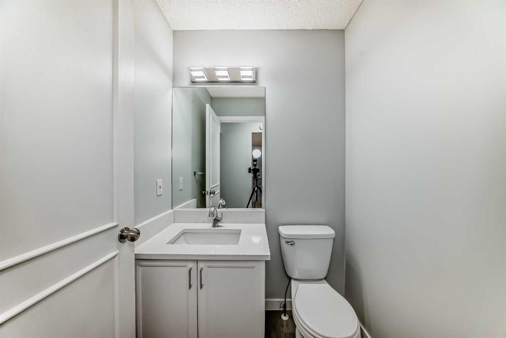 10134 Hidden Valley Drive Nw, Calgary, AB - Indoor Photo Showing Bathroom