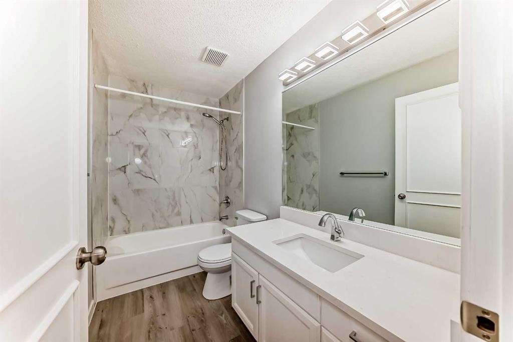 10134 Hidden Valley Drive Nw, Calgary, AB - Indoor Photo Showing Bathroom