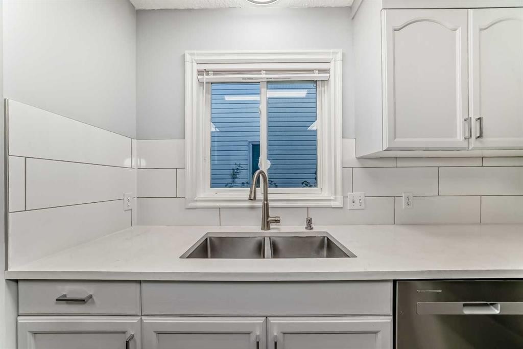 10134 Hidden Valley Drive Nw, Calgary, AB - Indoor Photo Showing Kitchen With Double Sink