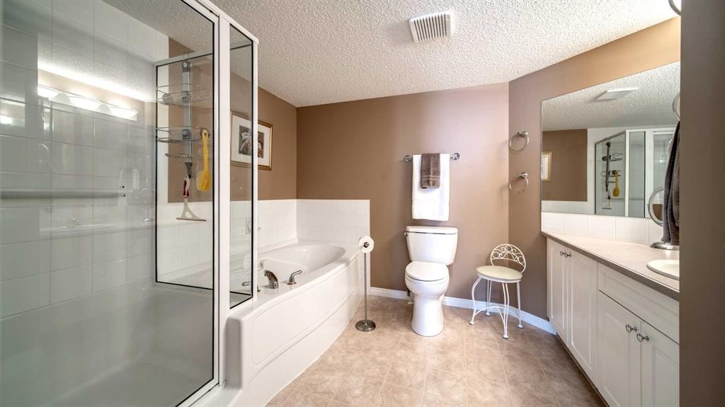 2206-7451 Springbank Boulevard Sw, Calgary, AB - Indoor Photo Showing Bathroom