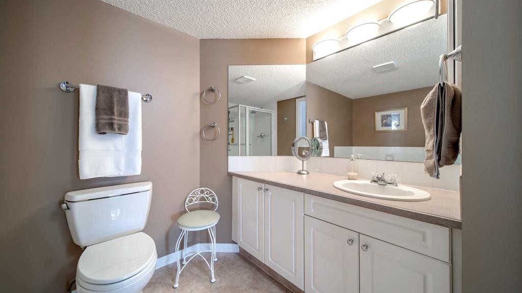 2206-7451 Springbank Boulevard Sw, Calgary, AB - Indoor Photo Showing Bathroom